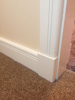 Plinth block between skirting board and architrave